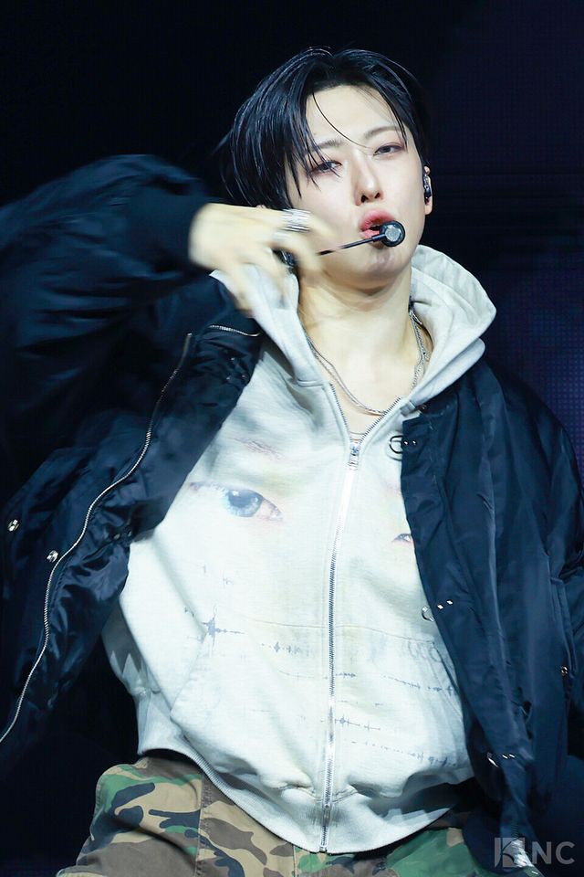 그룹 앤팀(&TEAM) 후마가 28일 오후 2시 서울 용산구 블루스퀘어 SOL트래블홀에서 진행된 한국 데뷔 앨범 ‘백 투 라이프(Back to Life)’ 발매 기념 쇼케이스에서 타이틀곡 무대를 선보이고 있다. 사진=김규빈 기자