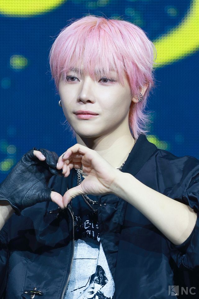 그룹 앤팀(&TEAM) 니콜라스가 28일 오후 2시 서울 용산구 블루스퀘어 SOL트래블홀에서 진행된 한국 데뷔 앨범 ‘백 투 라이프(Back to Life)’ 발매 기념 쇼케이스에서 포즈를 취하고 있다. 사진=김규빈 기자