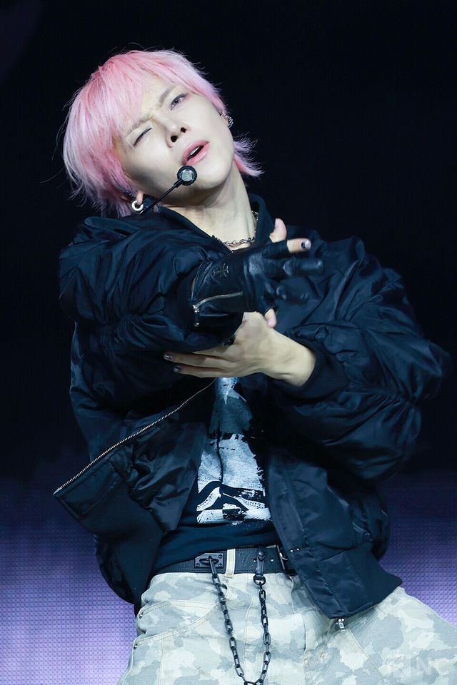 그룹 앤팀(&TEAM) 니콜라스가 28일 오후 2시 서울 용산구 블루스퀘어 SOL트래블홀에서 진행된 한국 데뷔 앨범 ‘백 투 라이프(Back to Life)’ 발매 기념 쇼케이스에서 타이틀곡 무대를 선보이고 있다. 사진=김규빈 기자