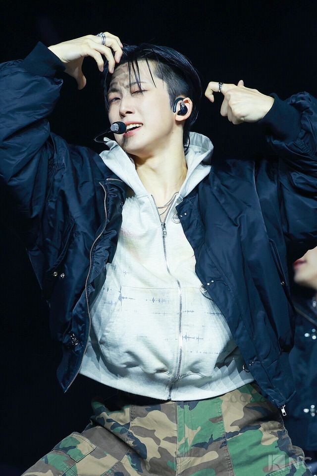 그룹 앤팀(&TEAM) 후마가 28일 오후 2시 서울 용산구 블루스퀘어 SOL트래블홀에서 진행된 한국 데뷔 앨범 ‘백 투 라이프(Back to Life)’ 발매 기념 쇼케이스에서 타이틀곡 무대를 선보이고 있다. 사진=김규빈 기자