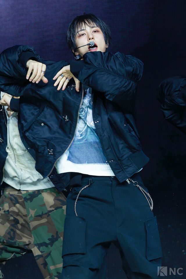 그룹 앤팀(&TEAM) 타키가 28일 오후 2시 서울 용산구 블루스퀘어 SOL트래블홀에서 진행된 한국 데뷔 앨범 ‘백 투 라이프(Back to Life)’ 발매 기념 쇼케이스에서 타이틀곡 무대를 선보이고 있다. 사진=김규빈 기자