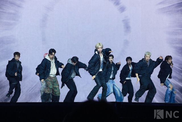 그룹 앤팀(&TEAM)이 28일 오후 2시 서울 용산구 블루스퀘어 SOL트래블홀에서 진행된 한국 데뷔 앨범 ‘백 투 라이프(Back to Life)’ 발매 기념 쇼케이스에서 타이틀곡 무대를 선보이고 있다. 사진=김규빈 기자