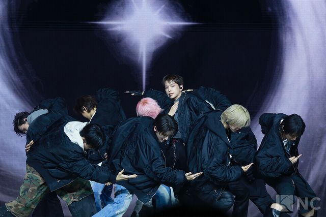 그룹 앤팀(&TEAM)이 28일 오후 2시 서울 용산구 블루스퀘어 SOL트래블홀에서 진행된 한국 데뷔 앨범 ‘백 투 라이프(Back to Life)’ 발매 기념 쇼케이스에서 타이틀곡 무대를 선보이고 있다. 사진=김규빈 기자