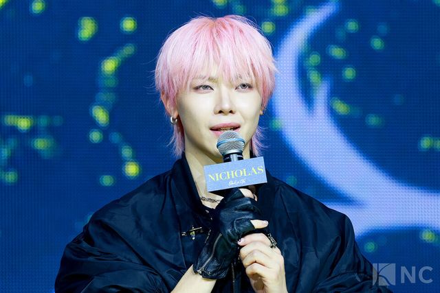 그룹 앤팀(&TEAM) 니콜라스가 28일 오후 2시 서울 용산구 블루스퀘어 SOL트래블홀에서 진행된 한국 데뷔 앨범 ‘백 투 라이프(Back to Life)’ 발매 기념 쇼케이스에서 타이틀곡 무대를 선보이고 있다. 사진=김규빈 기자