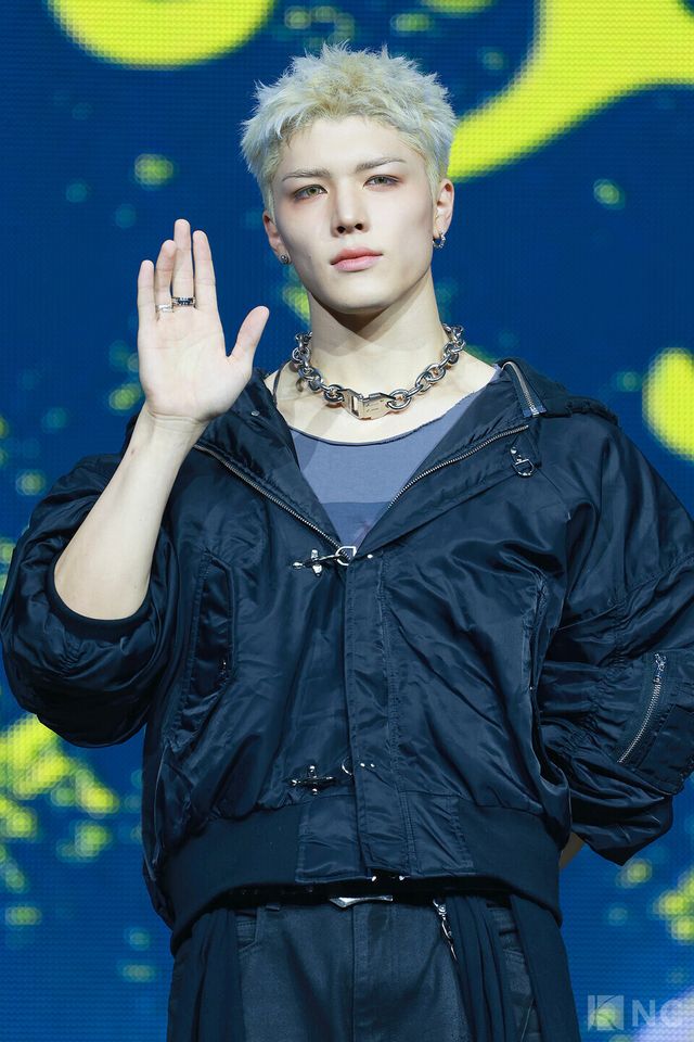 그룹 앤팀(&TEAM) 마키가 28일 오후 2시 서울 용산구 블루스퀘어 SOL트래블홀에서 진행된 한국 데뷔 앨범 ‘백 투 라이프(Back to Life)’ 발매 기념 쇼케이스에서 포즈를 취하고 있다. 사진=김규빈 기자