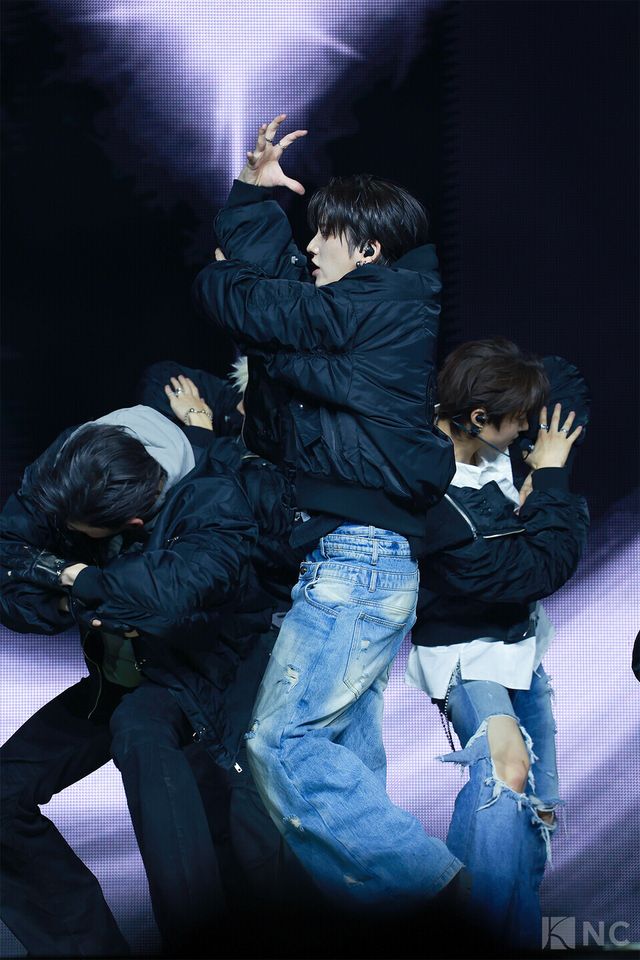 그룹 앤팀(&TEAM) 유마가 28일 오후 2시 서울 용산구 블루스퀘어 SOL트래블홀에서 진행된 한국 데뷔 앨범 ‘백 투 라이프(Back to Life)’ 발매 기념 쇼케이스에서 타이틀곡 무대를 선보이고 있다. 사진=김규빈 기자