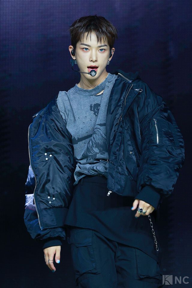 그룹 앤팀(&TEAM) 하루아가 28일 오후 2시 서울 용산구 블루스퀘어 SOL트래블홀에서 진행된 한국 데뷔 앨범 ‘백 투 라이프(Back to Life)’ 발매 기념 쇼케이스에서 타이틀곡 무대를 선보이고 있다. 사진=김규빈 기자