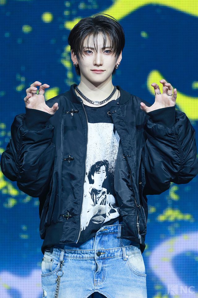 그룹 앤팀(&TEAM) 유마가 28일 오후 2시 서울 용산구 블루스퀘어 SOL트래블홀에서 진행된 한국 데뷔 앨범 ‘백 투 라이프(Back to Life)’ 발매 기념 쇼케이스에서 포즈를 취하고 있다. 사진=김규빈 기자