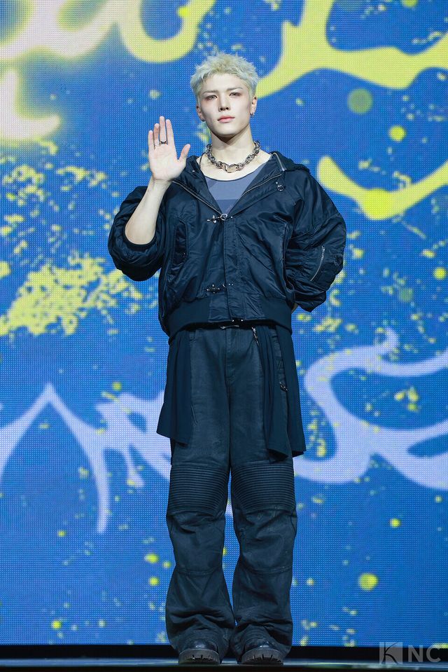 그룹 앤팀(&TEAM) 마키가 28일 오후 2시 서울 용산구 블루스퀘어 SOL트래블홀에서 진행된 한국 데뷔 앨범 ‘백 투 라이프(Back to Life)’ 발매 기념 쇼케이스에서 포즈를 취하고 있다. 사진=김규빈 기자