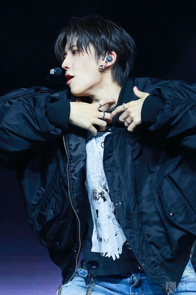 그룹 앤팀(&TEAM) 유마가 28일 오후 2시 서울 용산구 블루스퀘어 SOL트래블홀에서 진행된 한국 데뷔 앨범 ‘백 투 라이프(Back to Life)’ 발매 기념 쇼케이스에서 타이틀곡 무대를 선보이고 있다. 사진=김규빈 기자