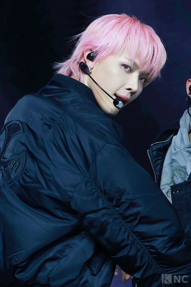 그룹 앤팀(&TEAM) 니콜라스가 28일 오후 2시 서울 용산구 블루스퀘어 SOL트래블홀에서 진행된 한국 데뷔 앨범 ‘백 투 라이프(Back to Life)’ 발매 기념 쇼케이스에서 타이틀곡 무대를 선보이고 있다. 사진=김규빈 기자