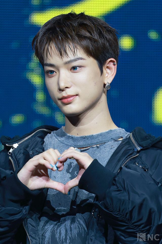 그룹 앤팀(&TEAM) 하루아가 28일 오후 2시 서울 용산구 블루스퀘어 SOL트래블홀에서 진행된 한국 데뷔 앨범 ‘백 투 라이프(Back to Life)’ 발매 기념 쇼케이스에서 포즈를 취하고 있다. 사진=김규빈 기자