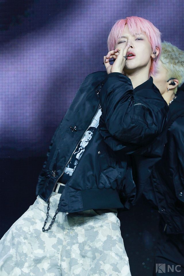 그룹 앤팀(&TEAM) 니콜라스가 28일 오후 2시 서울 용산구 블루스퀘어 SOL트래블홀에서 진행된 한국 데뷔 앨범 ‘백 투 라이프(Back to Life)’ 발매 기념 쇼케이스에서 타이틀곡 무대를 선보이고 있다. 사진=김규빈 기자