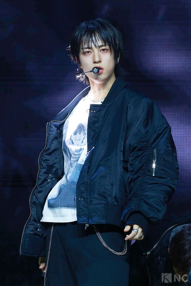 그룹 앤팀(&TEAM) 타키가 28일 오후 2시 서울 용산구 블루스퀘어 SOL트래블홀에서 진행된 한국 데뷔 앨범 ‘백 투 라이프(Back to Life)’ 발매 기념 쇼케이스에서 타이틀곡 무대를 선보이고 있다. 사진=김규빈 기자