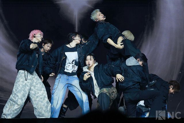 그룹 앤팀(&TEAM)이 28일 오후 2시 서울 용산구 블루스퀘어 SOL트래블홀에서 진행된 한국 데뷔 앨범 ‘백 투 라이프(Back to Life)’ 발매 기념 쇼케이스에서 타이틀곡 무대를 선보이고 있다. 사진=김규빈 기자