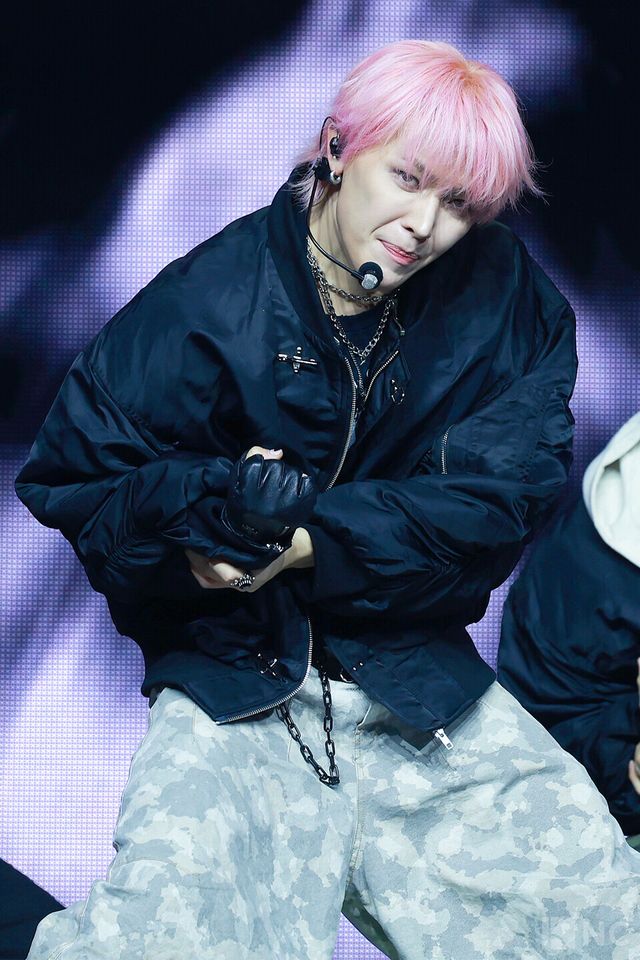 그룹 앤팀(&TEAM) 니콜라스가 28일 오후 2시 서울 용산구 블루스퀘어 SOL트래블홀에서 진행된 한국 데뷔 앨범 ‘백 투 라이프(Back to Life)’ 발매 기념 쇼케이스에서 타이틀곡 무대를 선보이고 있다. 사진=김규빈 기자