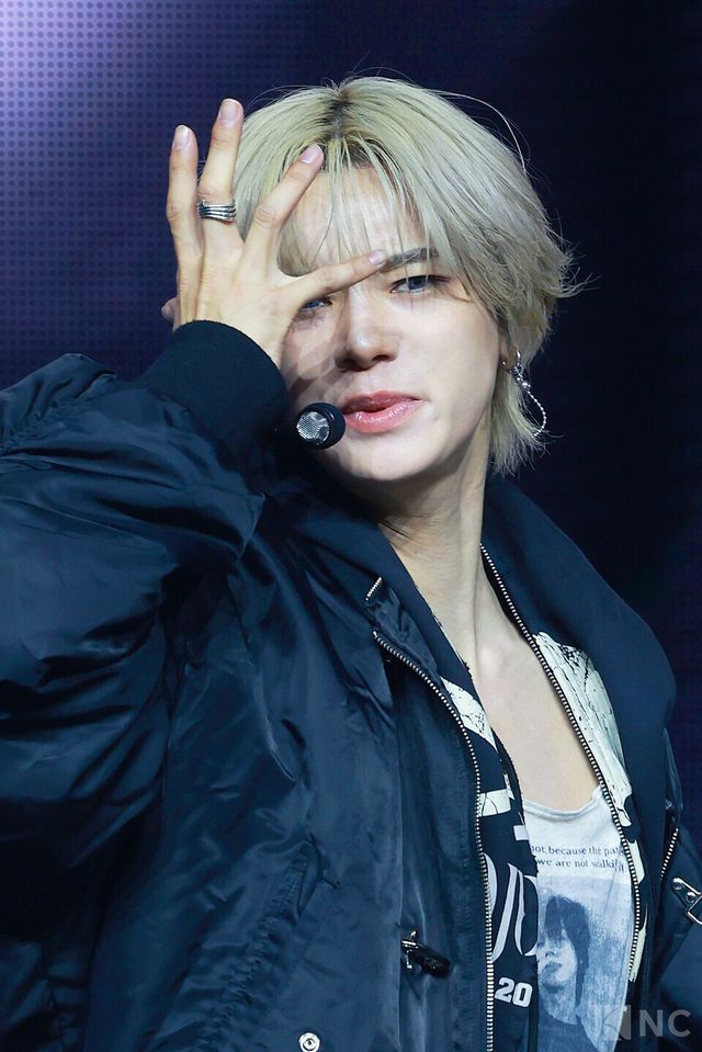 그룹 앤팀(&TEAM) 케이가 28일 오후 2시 서울 용산구 블루스퀘어 SOL트래블홀에서 진행된 한국 데뷔 앨범 ‘백 투 라이프(Back to Life)’ 발매 기념 쇼케이스에서 타이틀곡 무대를 선보이고 있다. 사진=김규빈 기자