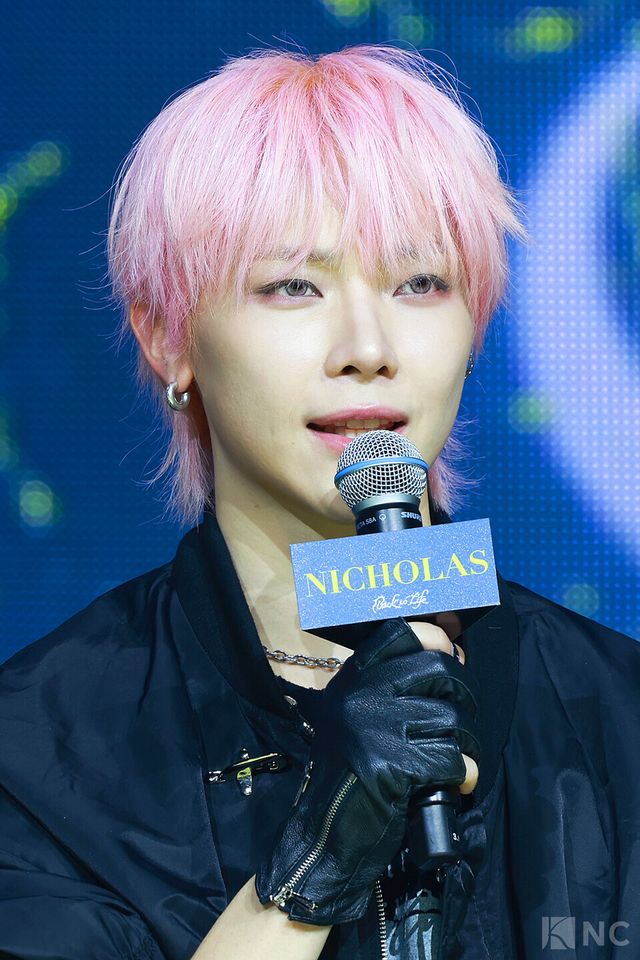 그룹 앤팀(&TEAM) 니콜라스가 28일 오후 2시 서울 용산구 블루스퀘어 SOL트래블홀에서 진행된 한국 데뷔 앨범 ‘백 투 라이프(Back to Life)’ 발매 기념 쇼케이스에서 타이틀곡 무대를 선보이고 있다. 사진=김규빈 기자