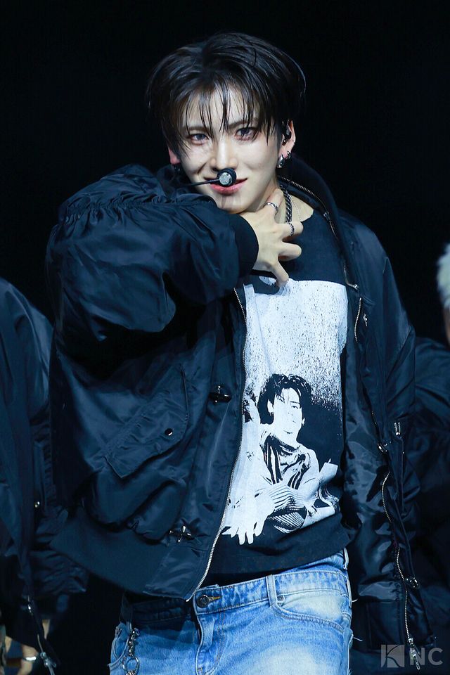 그룹 앤팀(&TEAM) 유마가 28일 오후 2시 서울 용산구 블루스퀘어 SOL트래블홀에서 진행된 한국 데뷔 앨범 ‘백 투 라이프(Back to Life)’ 발매 기념 쇼케이스에서 타이틀곡 무대를 선보이고 있다. 사진=김규빈 기자