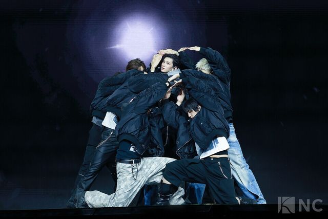 그룹 앤팀(&TEAM)이 28일 오후 2시 서울 용산구 블루스퀘어 SOL트래블홀에서 진행된 한국 데뷔 앨범 ‘백 투 라이프(Back to Life)’ 발매 기념 쇼케이스에서 타이틀곡 무대를 선보이고 있다. 사진=김규빈 기자