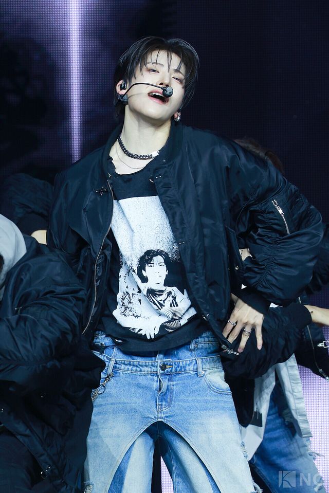 그룹 앤팀(&TEAM) 유마가 28일 오후 2시 서울 용산구 블루스퀘어 SOL트래블홀에서 진행된 한국 데뷔 앨범 ‘백 투 라이프(Back to Life)’ 발매 기념 쇼케이스에서 타이틀곡 무대를 선보이고 있다. 사진=김규빈 기자