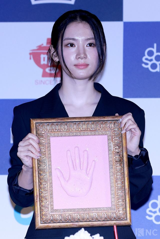 배우 박주현이 29일 오전 11시 서울 영등포구 CGV여의도에서 진행된 제46회 청룡영화상 핸드프린팅 행사에서 포즈를 취하고 있다. 사진=김규빈 기자