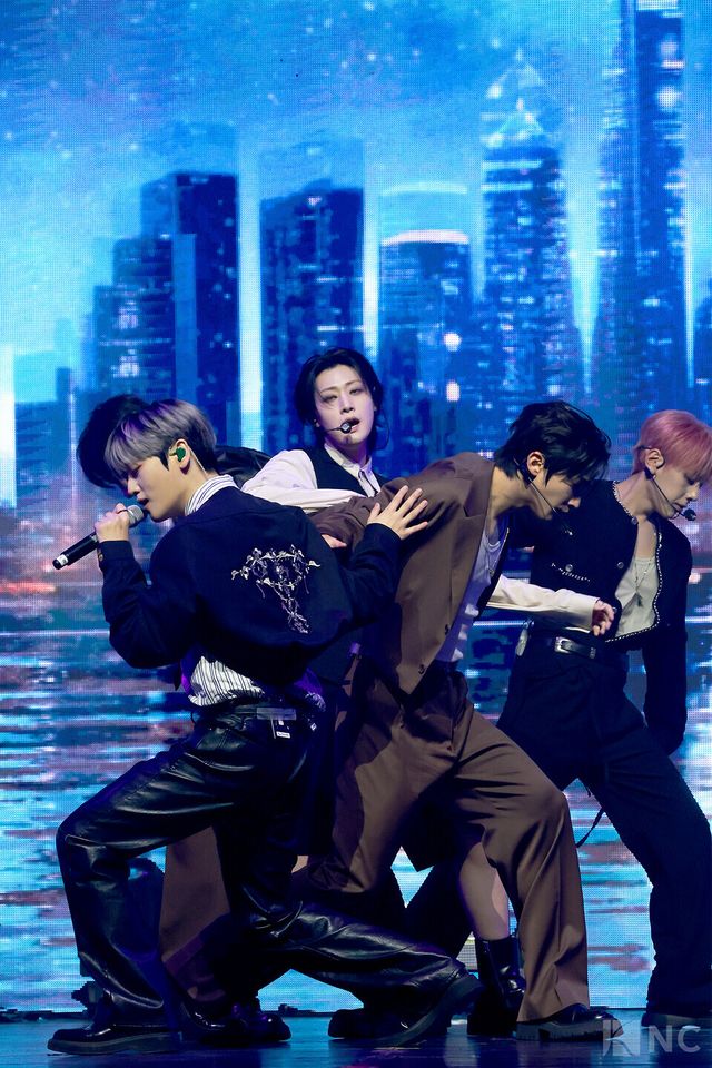 그룹 위아이(WEi)가 29일 오후 2시 서울 광진구 예스24라이브홀에서 진행된 미니 8집 ‘원더랜드(Wonderland)’ 발매 기념 쇼케이스에서 타이틀곡 무대를 선보이고 있다. 사진=김규빈 기자