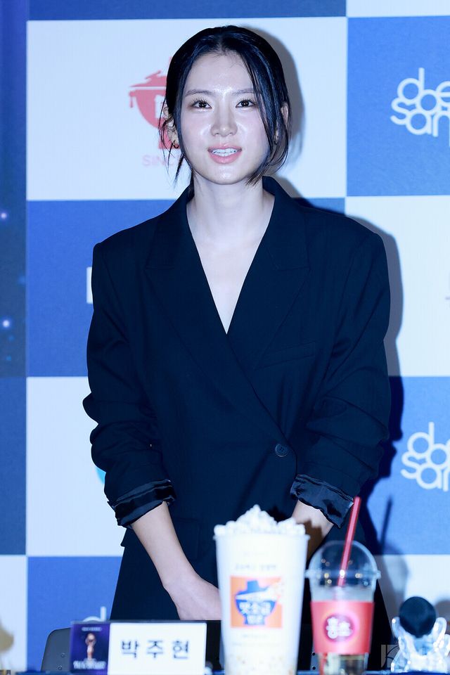 배우 박주현이 29일 오전 11시 서울 영등포구 CGV여의도에서 진행된 제46회 청룡영화상 핸드프린팅 행사에서 포즈를 취하고 있다. 사진=김규빈 기자