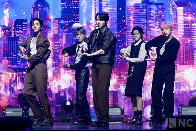 그룹 위아이(WEi)가 29일 오후 2시 서울 광진구 예스24라이브홀에서 진행된 미니 8집 ‘원더랜드(Wonderland)’ 발매 기념 쇼케이스에서 타이틀곡 무대를 선보이고 있다. 사진=김규빈 기자