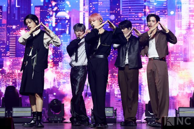 그룹 위아이(WEi)가 29일 오후 2시 서울 광진구 예스24라이브홀에서 진행된 미니 8집 ‘원더랜드(Wonderland)’ 발매 기념 쇼케이스에서 타이틀곡 무대를 선보이고 있다. 사진=김규빈 기자