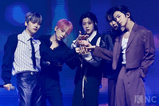 그룹 위아이(WEi)가 29일 오후 2시 서울 광진구 예스24라이브홀에서 진행된 미니 8집 ‘원더랜드(Wonderland)’ 발매 기념 쇼케이스에서 타이틀곡 무대를 선보이고 있다. 사진=김규빈 기자