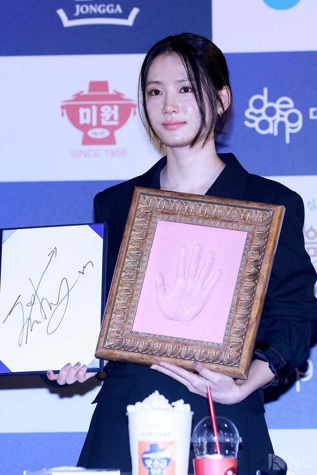 배우 박주현이 29일 오전 11시 서울 영등포구 CGV여의도에서 진행된 제46회 청룡영화상 핸드프린팅 행사에서 포즈를 취하고 있다. 사진=김규빈 기자