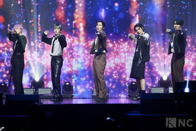 그룹 위아이(WEi)가 29일 오후 2시 서울 광진구 예스24라이브홀에서 진행된 미니 8집 ‘원더랜드(Wonderland)’ 발매 기념 쇼케이스에서 타이틀곡 무대를 선보이고 있다. 사진=김규빈 기자