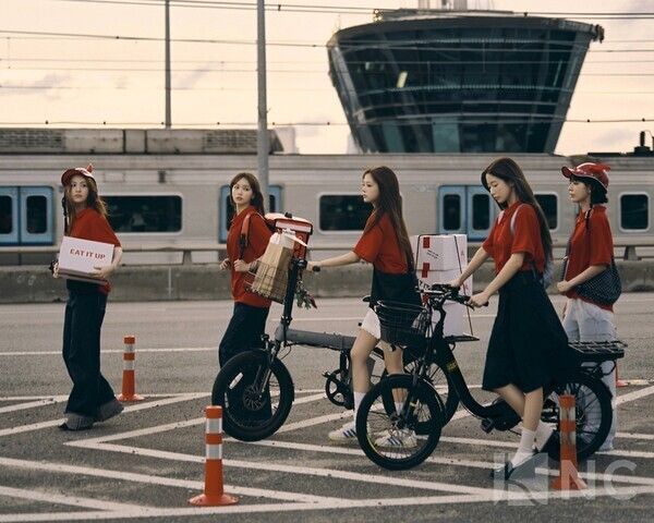 写真＝ソースミュージック