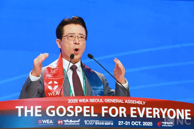 오정현 목사가 27일 서울 서초구 사랑의 교회 본당에서 열린 ‘2025 WEA 서울총회’ 개막식에 참석했다. 사진=김규빈 기자