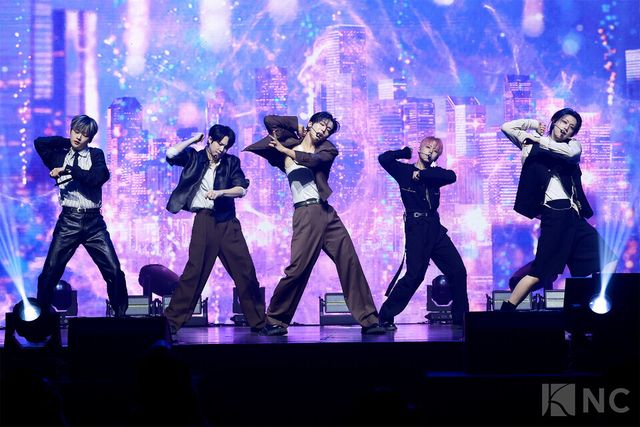 그룹 위아이(WEi)가 29일 오후 2시 서울 광진구 예스24라이브홀에서 진행된 미니 8집 ‘원더랜드(Wonderland)’ 발매 기념 쇼케이스에서 타이틀곡 무대를 선보이고 있다. 사진=김규빈 기자