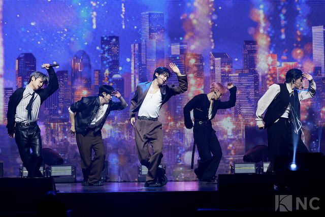 그룹 위아이(WEi)가 29일 오후 2시 서울 광진구 예스24라이브홀에서 진행된 미니 8집 ‘원더랜드(Wonderland)’ 발매 기념 쇼케이스에서 타이틀곡 무대를 선보이고 있다. 사진=김규빈 기자