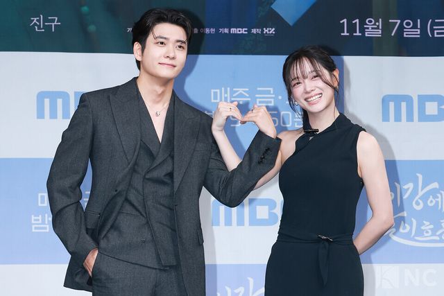 배우 강태오, 김세정이 30일 오전 11시 서울 마포구 상암 MBC사옥 골든마우스홀에서 진행된 MBC 새 금토드라마 ‘이강에는 달이 흐른다’(극본 조승희/연출 이동현) 제작발표회에서 포즈를 취하고 있다. 사진=김규빈 기자