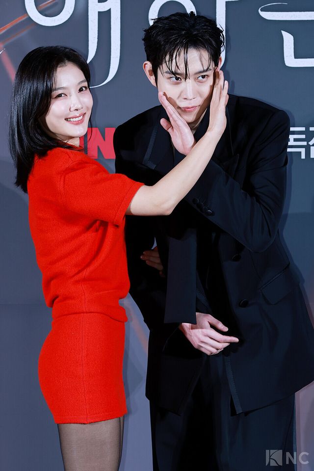 배우 김유정, 김영대가 30일 오후 2시 서울 용산구 CGV&nbsp;용산아이파크몰에서 진행된 티빙 오리지널 시리즈 ‘친애하는 X’ 제작발표회에서 포즈를 취하고 있다. 사진=김규빈 기자