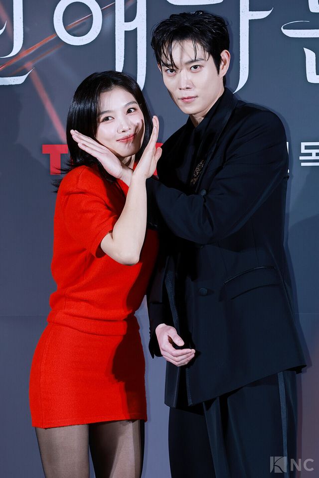 배우 김유정, 김영대가 30일 오후 2시 서울 용산구 CGV&nbsp;용산아이파크몰에서 진행된 티빙 오리지널 시리즈 ‘친애하는 X’ 제작발표회에서 포즈를 취하고 있다. 사진=김규빈 기자