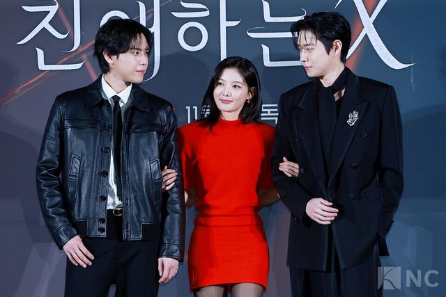 배우 김도훈, 김유정, 김영대가 30일 오후 2시 서울 용산구 CGV&nbsp;용산아이파크몰에서 진행된 티빙 오리지널 시리즈 ‘친애하는 X’ 제작발표회에서 포즈를 취하고 있다. 사진=김규빈 기자