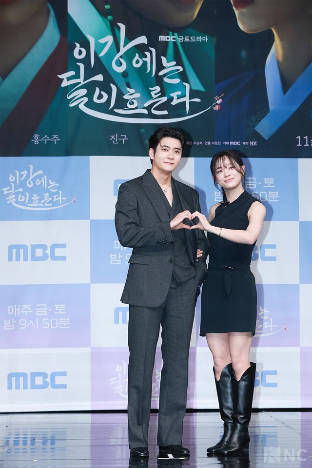 배우 강태오, 김세정이 30일 오전 11시 서울 마포구 상암 MBC사옥 골든마우스홀에서 진행된 MBC 새 금토드라마 ‘이강에는 달이 흐른다’(극본 조승희/연출 이동현) 제작발표회에서 포즈를 취하고 있다. 사진=김규빈 기자