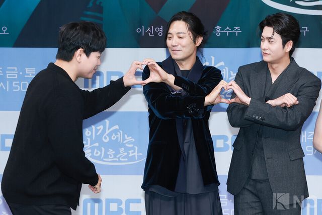 배우 진구, 강태오와 이동현 PD가 30일 오전 11시 서울 마포구 상암 MBC사옥 골든마우스홀에서 진행된 MBC 새 금토드라마 ‘이강에는 달이 흐른다’(극본 조승희/연출 이동현) 제작발표회에 참석했다. 사진=김규빈 기자