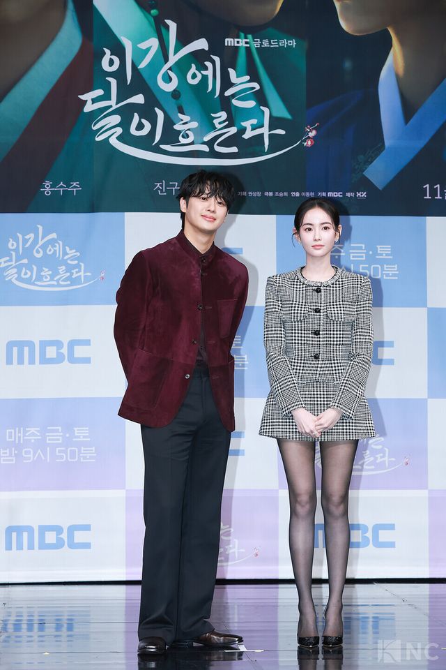 배우 이신영, 홍수주가 30일 오전 11시 서울 마포구 상암 MBC사옥 골든마우스홀에서 진행된 MBC 새 금토드라마 ‘이강에는 달이 흐른다’(극본 조승희/연출 이동현) 제작발표회에서 포즈를 취하고 있다. 사진=김규빈 기자