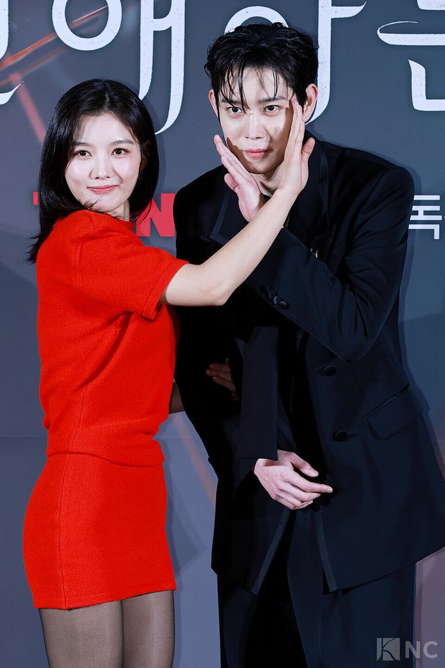 배우 김유정, 김영대가 30일 오후 2시 서울 용산구 CGV&nbsp;용산아이파크몰에서 진행된 티빙 오리지널 시리즈 ‘친애하는 X’ 제작발표회에서 포즈를 취하고 있다. 사진=김규빈 기자