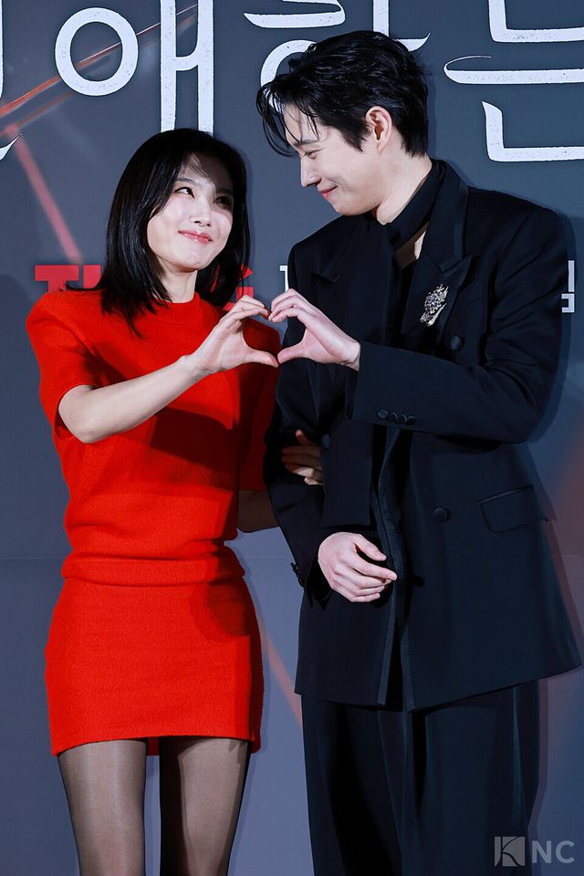 배우 김유정, 김영대가 30일 오후 2시 서울 용산구 CGV&nbsp;용산아이파크몰에서 진행된 티빙 오리지널 시리즈 ‘친애하는 X’ 제작발표회에서 포즈를 취하고 있다. 사진=김규빈 기자