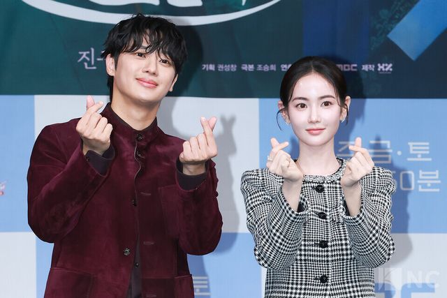 배우 이신영, 홍수주가 30일 오전 11시 서울 마포구 상암 MBC사옥 골든마우스홀에서 진행된 MBC 새 금토드라마 ‘이강에는 달이 흐른다’(극본 조승희/연출 이동현) 제작발표회에서 포즈를 취하고 있다. 사진=김규빈 기자