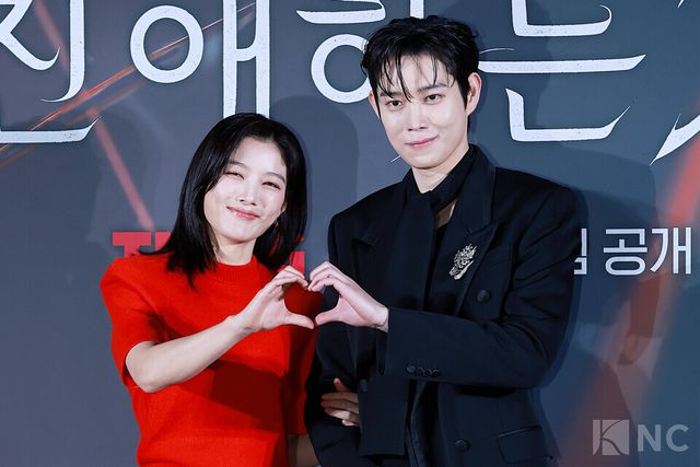 배우 김유정, 김영대가 30일 오후 2시 서울 용산구 CGV&nbsp;용산아이파크몰에서 진행된 티빙 오리지널 시리즈 ‘친애하는 X’ 제작발표회에서 포즈를 취하고 있다. 사진=김규빈 기자