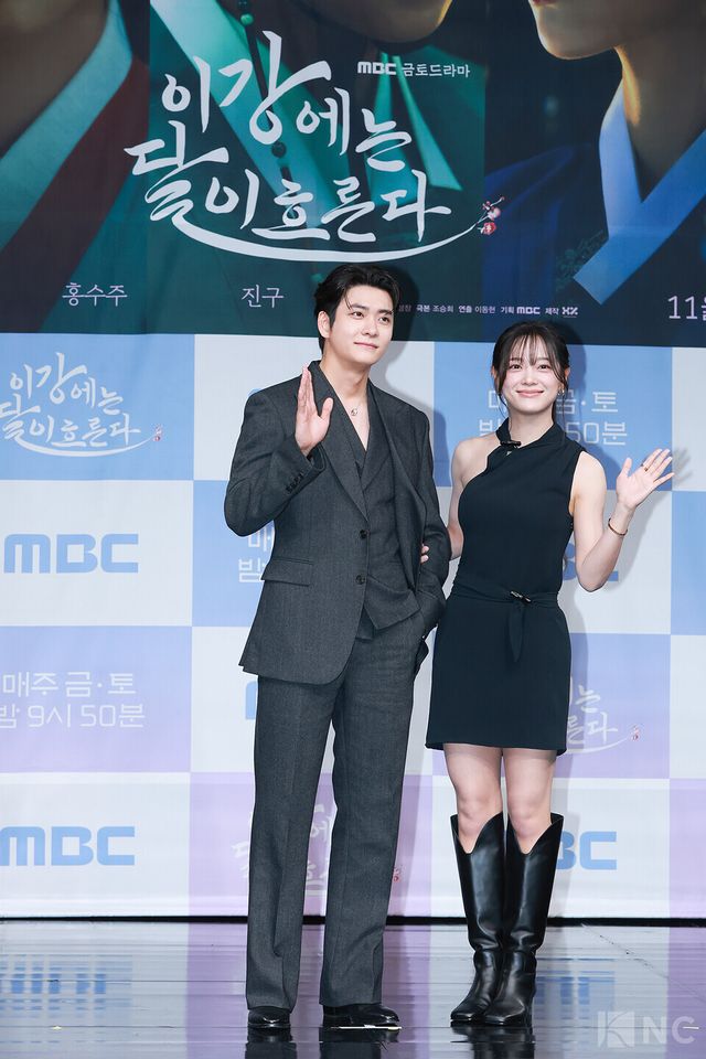 배우 강태오, 김세정이 30일 오전 11시 서울 마포구 상암 MBC사옥 골든마우스홀에서 진행된 MBC 새 금토드라마 ‘이강에는 달이 흐른다’(극본 조승희/연출 이동현) 제작발표회에서 포즈를 취하고 있다. 사진=김규빈 기자