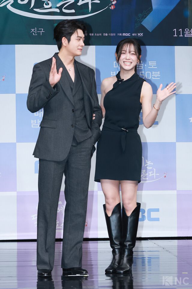 배우 강태오, 김세정이 30일 오전 11시 서울 마포구 상암 MBC사옥 골든마우스홀에서 진행된 MBC 새 금토드라마 ‘이강에는 달이 흐른다’(극본 조승희/연출 이동현) 제작발표회에서 포즈를 취하고 있다. 사진=김규빈 기자